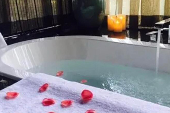 广州天河区水疗池中的失重冥想：当身体学会漂浮